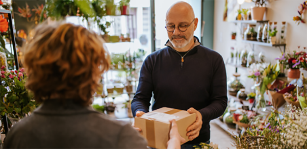 Recoger tus auriculares nuevos en una floristería: las tiendas de barrio se convierten en solución al impacto ambiental del comercio electrónico