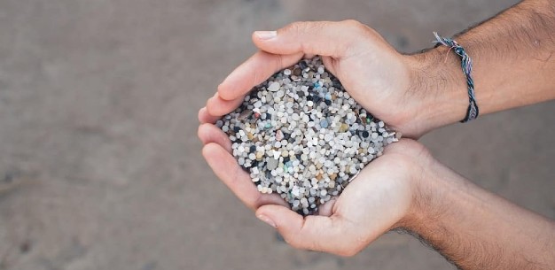 Desde hace aos encuentran bolitas de plstico en playas de toda Europa: una investigacin de Tarragona explica de dnde salen